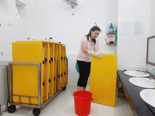 Vệ sinh môi trường lớp để chuẩn bị cho năm học mới 2024-2025