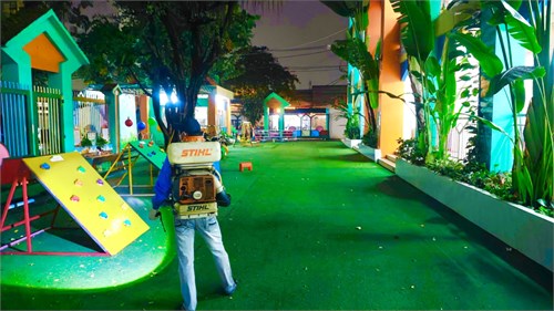 Trường Mầm non 15 thực hiện phun thuốc diệt muỗi phòng chống sốt xuất huyết