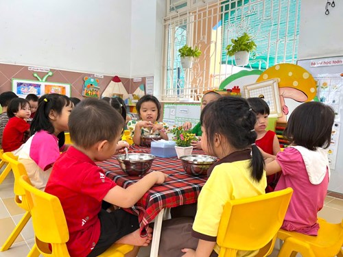 Cùng ăn trưa với các bé lớp Chồi 2 nhé!