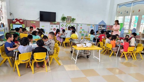Giờ ăn trưa của các bé lớp Lá 1