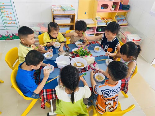 Giờ ăn của các bé lớp Lá 2