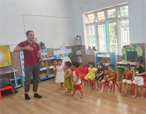 Giờ học Tiếng Anh với giáo viên người nước ngoài của các bé