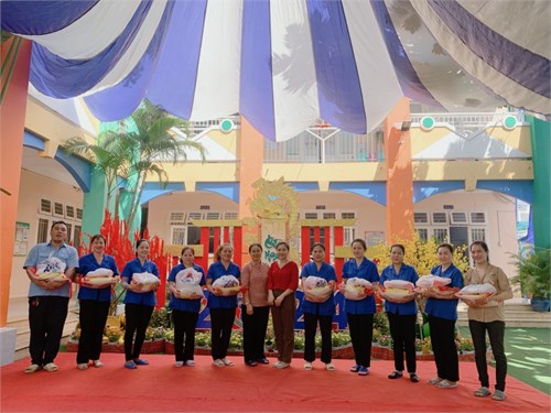 Công đoàn cơ sở Mầm non 15 chăm lo, tặng quà tết cho các công đoàn viên.