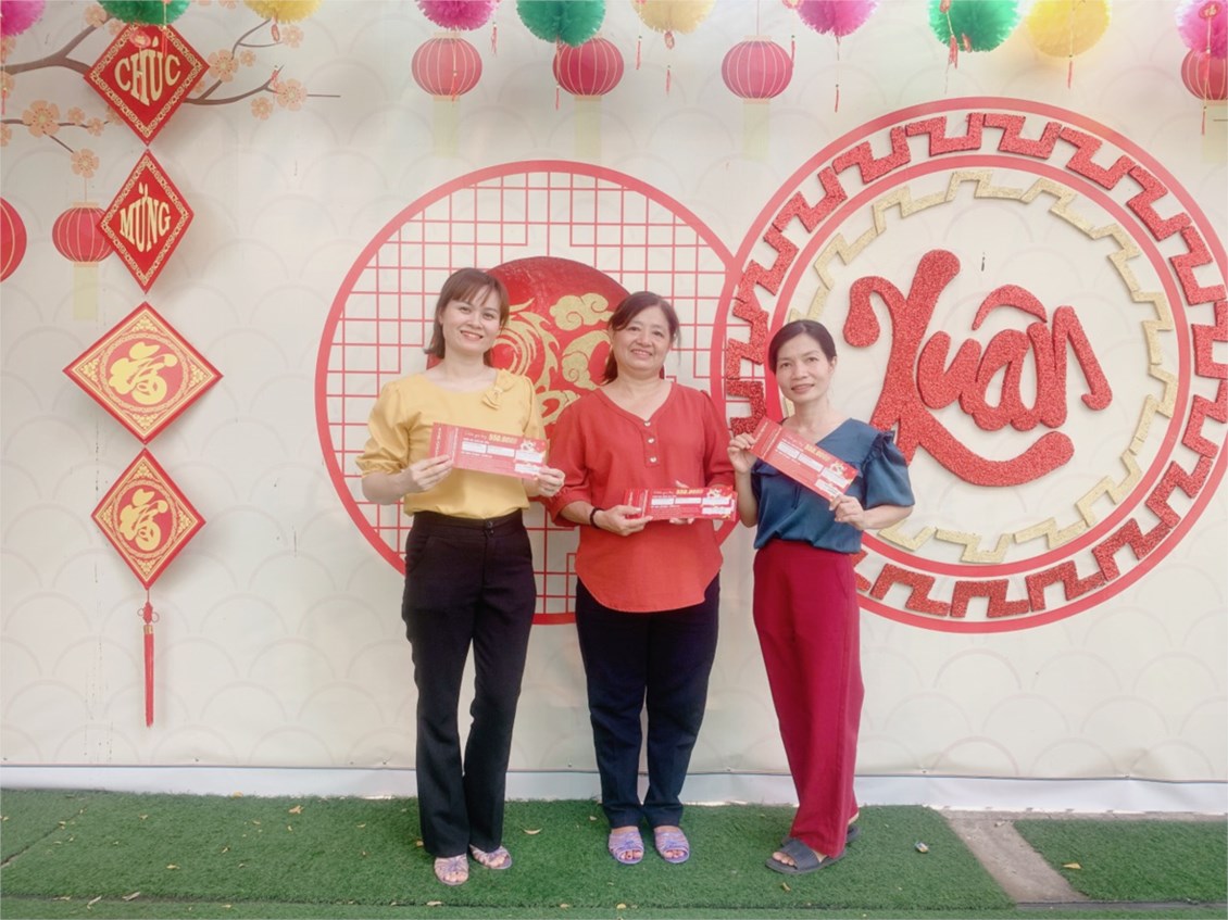 Công đoàn viên Mầm non 15 nhận vé tham quan Công viên Văn hóa Đầm sen của Chương trình Gia đình công nhân vui Tết cùng Thành phố do Liên đoàn Lao động Thành phố Hồ Chí Minh tặng
