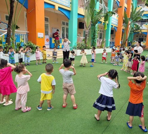 Hoạt động vui chơi ngoài trời của các bé lớp Mầm 2