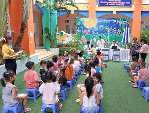 Trường Mầm non 15 phối hợp với Trạm Y tế Phường 15 tổ chức điểm tiêm vắc xin phòng bệnh Sởi cho trẻ đang theo học tại trường.