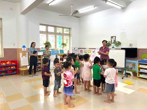 Hình ảnh các bé lớp Chồi 3 với hoạt động học Làm quen với với toán  Nhận biết số lượng 3 