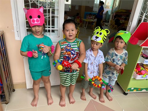 Hoạt động vui chơi ngoài trời của các bé lớp Lá 2