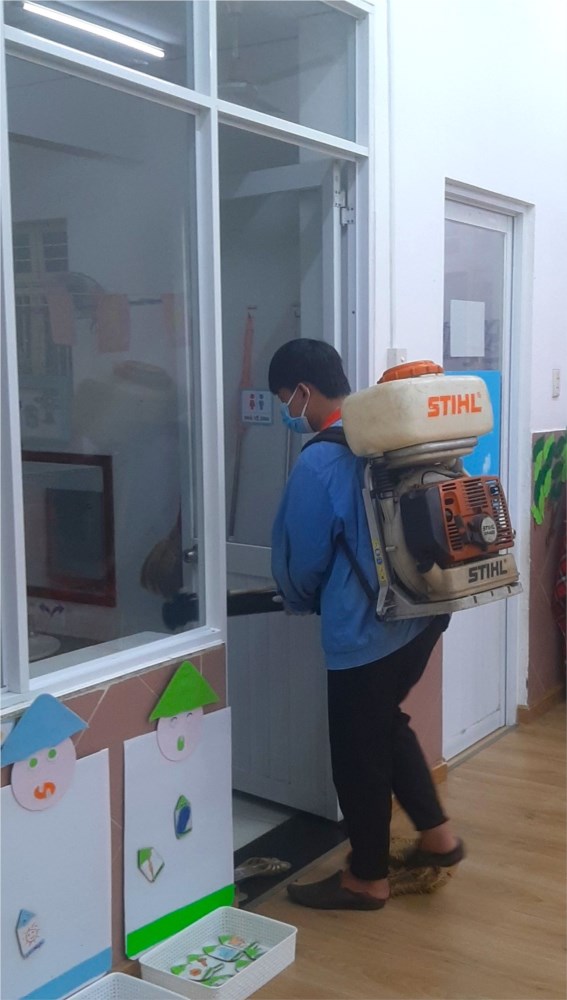 Trường mầm non 15 thực hiện phun thuốc diệt muỗi phòng chống sốt xuất huyết