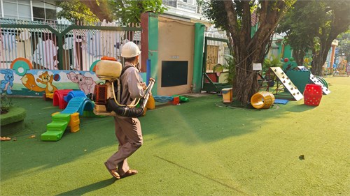 Thứ bảy (08/02/2025), Trường Mầm non 15 thực hiện phun thuốc diệt muỗi toàn trường phòng chống dịch bệnh sốt xuất huyết cho trẻ
