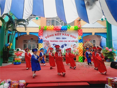 Tiết mục hát  Cháu vẫn nhớ trường mầm non  do các bé khối Lá trình diễn