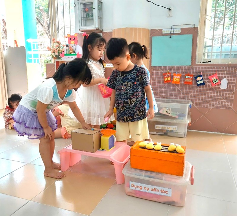 Hoạt động vui chơi trong lớp của các bé lớp Chồi 1