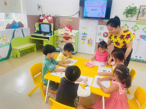 Hoạt động làm quen chữ viết của các bé lớp Lá 1