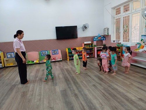 Hoạt động học  Đi chậm, đi nhanh theo hiệu lênh  của các bé lớp Nhà trẻ 1
