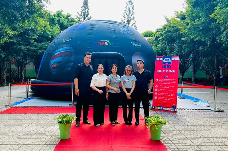 Trường Mầm non 19/5 Quận 8 tổ chức hoạt động trải nghiệm cho trẻ với Rạp chiếu phim khoa học di động - Chiếu phim Vòm (STEM DOME)