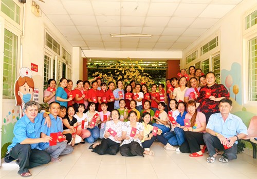 Họp mặt đầu xuân giáp thìn ấm áp, thân tình dưới  mái nhà  trường mầm non 19/8