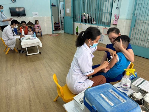 Phối hợp với trạm y tế Phường 21 tổ chức tiêm ngừa bệnh Sởi cho các cháu trường Mầm non 21