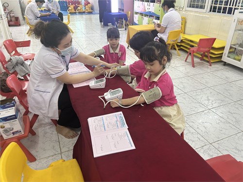 Khám Sức khoẻ cho học sinh tại trường