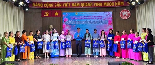 CĐCS Mầm non 28 tham dự Họp mặt kỷ niệm 115 năm ngày Quốc tế phụ nữ, 1985 năm cuộc khởi nghĩa Hai Bà Trưng 8/3 tại Liên đoàn Lao động Quận