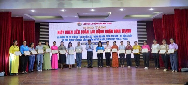 Tham dự Hội nghị tổng kết phong trào Công nhân viên chức lao động và hoạt động công đoàn khối trường học năm học 2024 - 2025