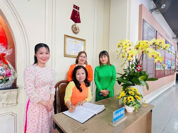 CĐCS Mầm non 28 tham quan Nhà Truyền thống Quận và viếng Đền thờ Hai Bà Trưng