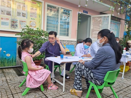 Trường Mầm non 2 phối hợp với Y tế Phường 2 tổ chức tiêm ngừa Sởi co trẻ.