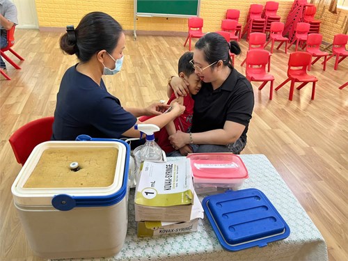 Sáng ngày 13/9/2024 Trường Mầm Non 2 phối hợp cùng  Y tế P2 tổ chức thực hiện    Chiến dịch tiêm vắc xin sởi   cho trẻ từ 1-5 tuổi