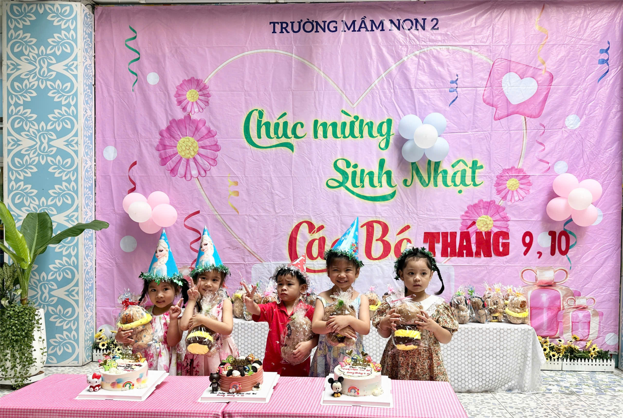 Sáng nay, trường Mầm non 2 tổ chức sinh nhật cho các bé trong tháng 9 và tháng 10