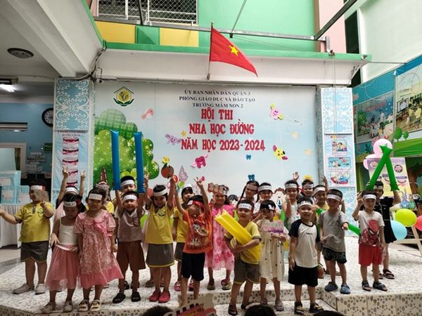 Bé học cách thoát hiểm khi xày ra cháy