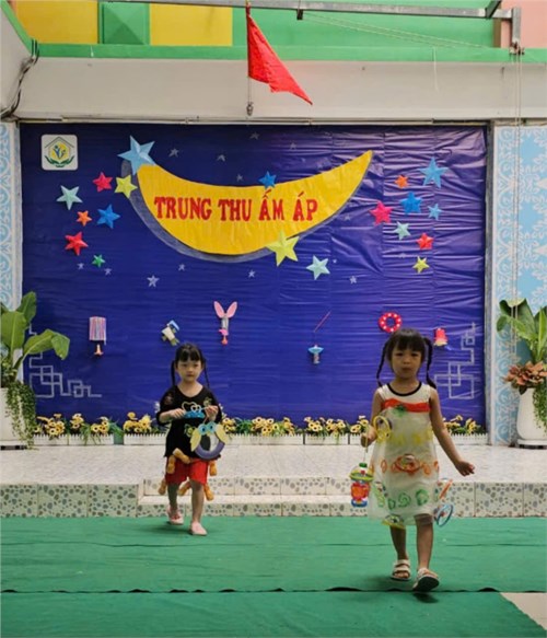 Bé vui trung thu ấm áp và cùng hướng về các bạn miền bắc