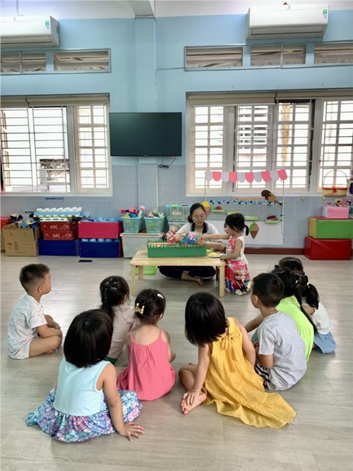 Bé học kể chuyện