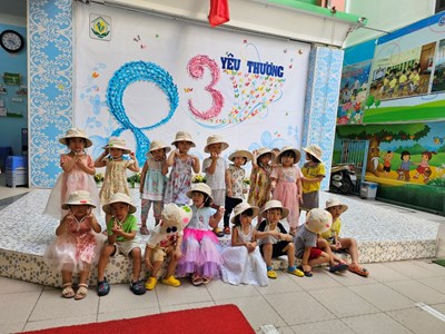 Bé vui ngày 8/3