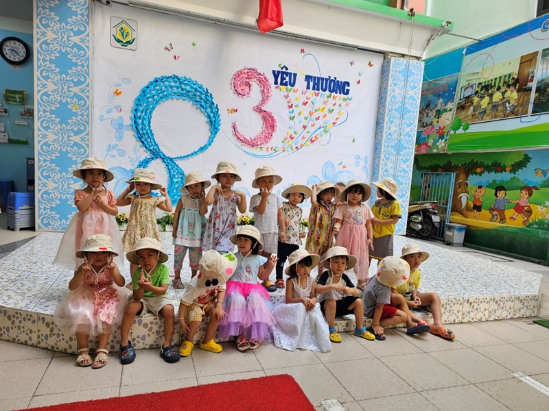 Bé vui ngày 8/3