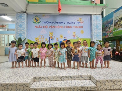 Bé chơi vận động