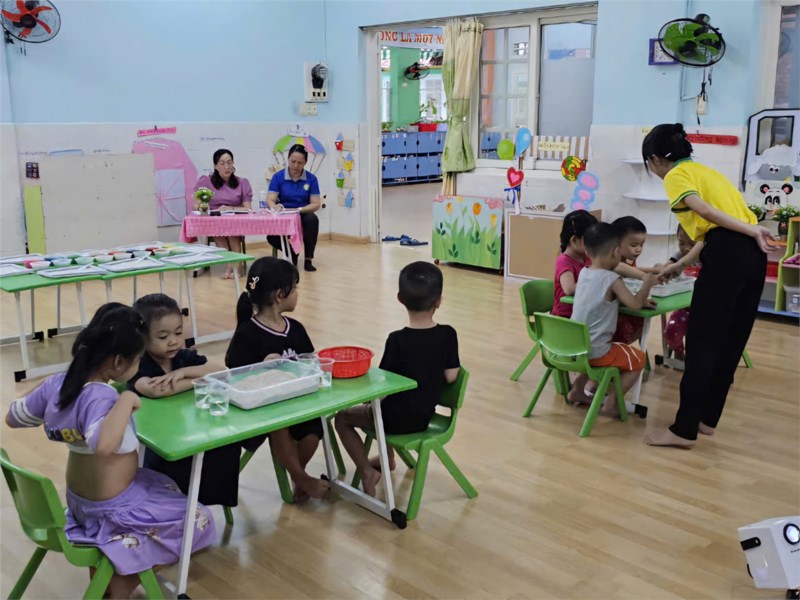 Bé khám phá sự kỳ diệu của cát