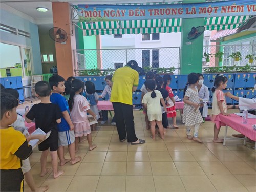 Tổ chức khám sức khỏe cho các bé