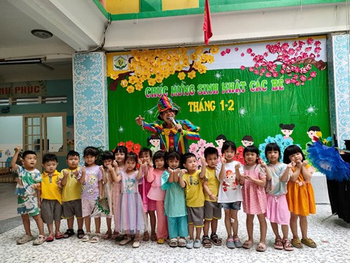 Các bé vui mừng sinh nhật cùng bạn