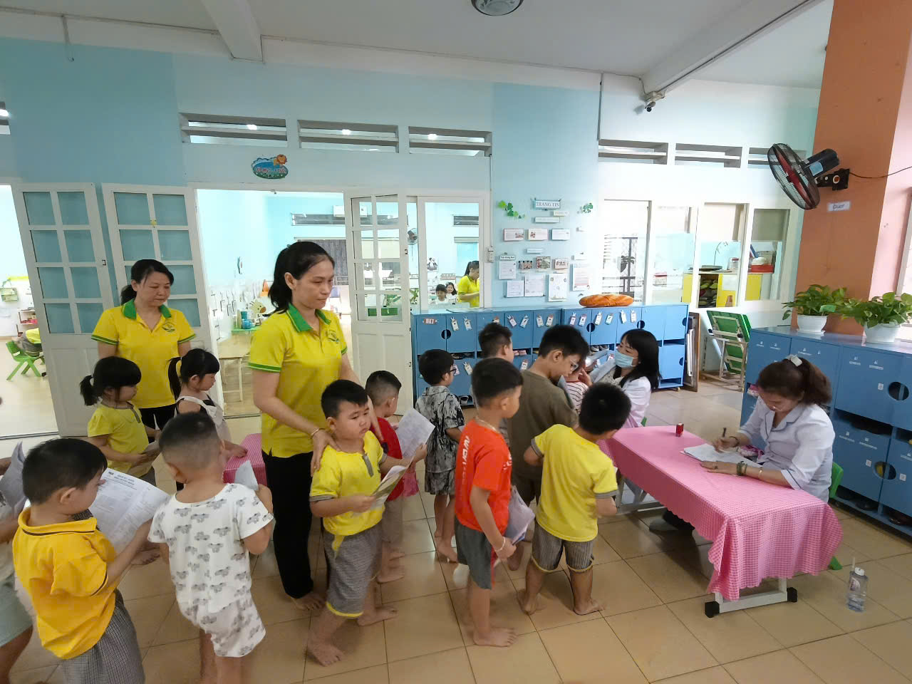 Các bé khám sức khỏe