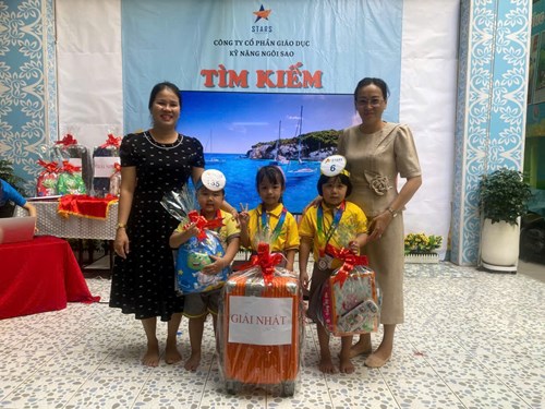 Các bé tham gia rung chuông vàng .
(bé khánh vy giải nhất ,bé hải anh giải ba)