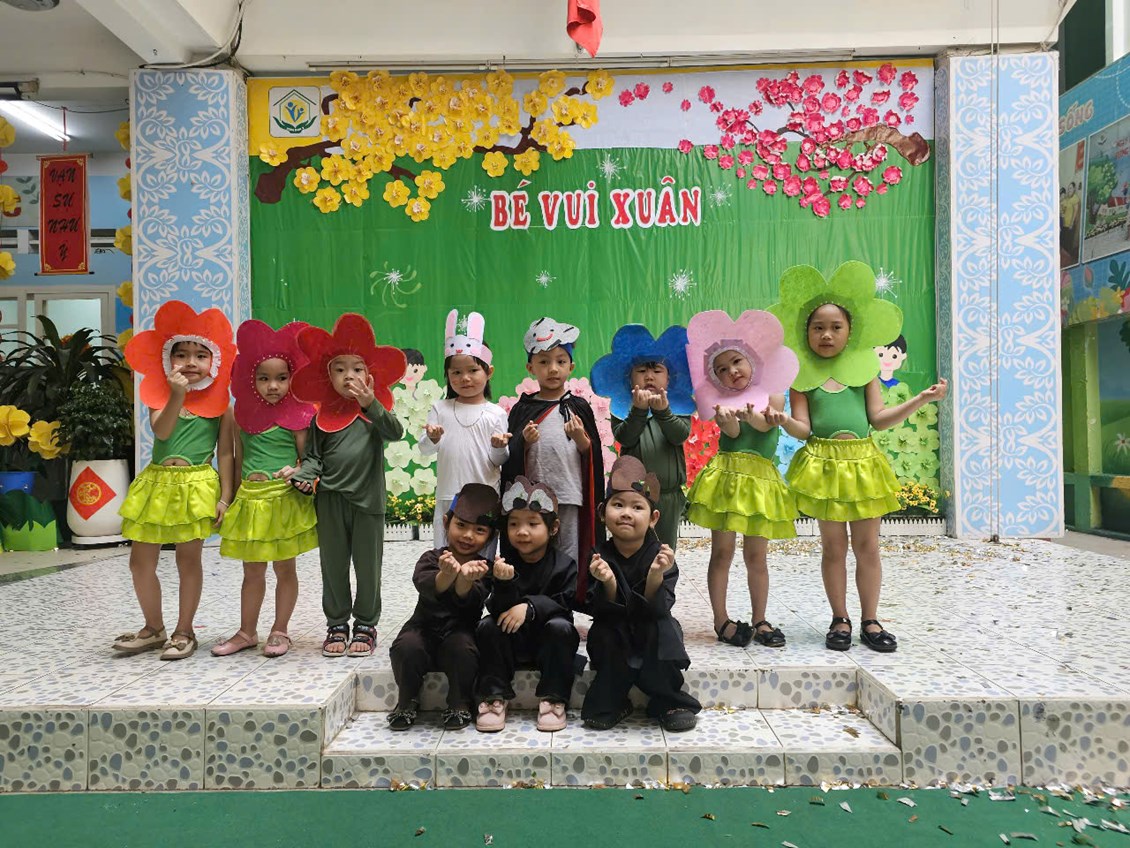 Lễ hội bé vui xuân:các bé vui thích khi được đóng kịch thỏ con và mùa xuân 
