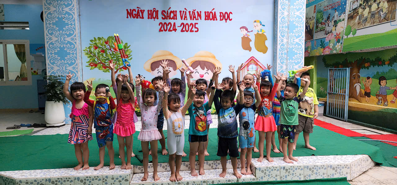 Bé vui chơi lễ hội nước cùng các bạn.