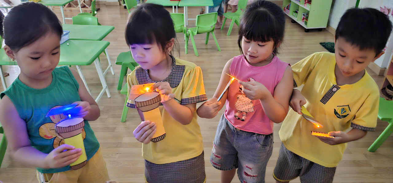 Giờ học: Lắp ghép đèn pin