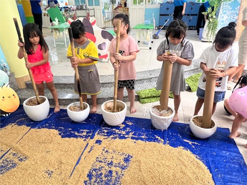Bé tập làm nông dân