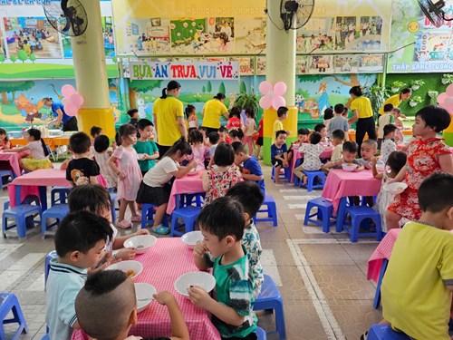 Buffet trưa vui vẻ