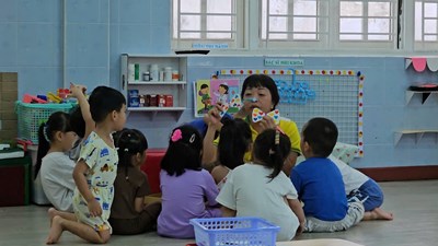 Bé trang trí nơ