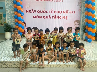 Bé vui ngày 8/3