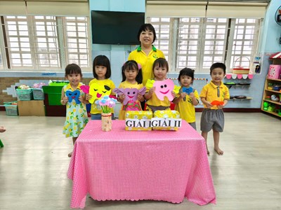 Bé tham gia nha  học đường