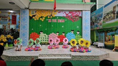 Bé tham gia văn nghệ xuân