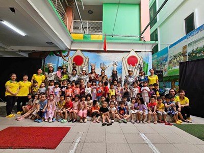 Bé xem kịch  sự tích quả dưa hấu 