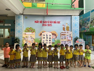 Bé tham gia  Ngày hội sách và văn hóa đọc 